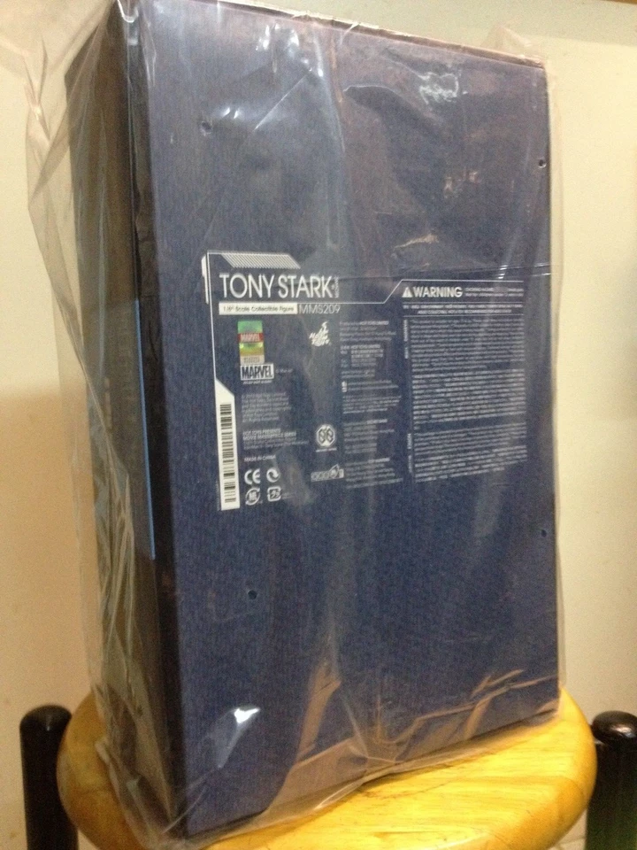 Hot Toys MMS 209 Iron Man 3 Tony Stark (The Mechanic) (Normal Version) NEW - Image 2 of 2