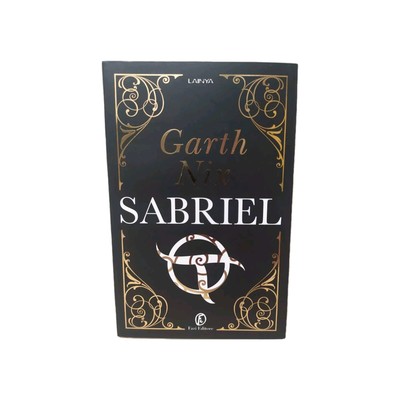 Sabriel Garth Nix Prima ed Fazi Lainya Fantasy trilogia Vecchio regno Nero Ita