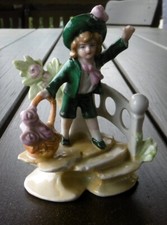 Alte Porzellan Figur "Junge/Knabe" mit Vase ca. 10 cm hoch / ca. 7 cm breit