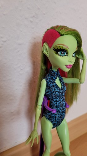 Mattel Monster High Puppen Set - Clawdeen Wolf Gloom Beach & Venus McFlytrap - Bild 3 von 3