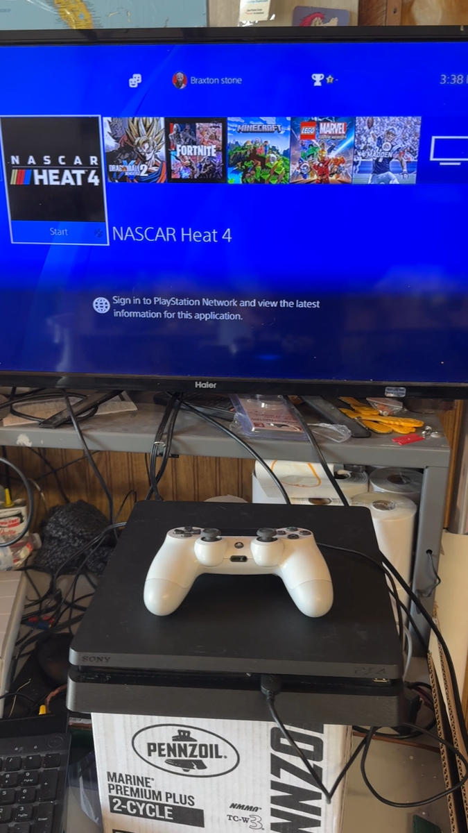 SONY PS4 Slim CUH-2115B Playstation 4 Console 1TB Bundle WORKS