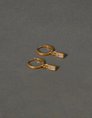 Accessoire, Baguette Charm Huggie Ohrringe, 14kt vergoldet, neu mit Etikett