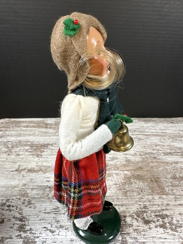 Byers Choice Caroler 1990 elegantes Mädchen mit kariertem Rock hält Glocke signiert Puppe - Bild 3 von 7