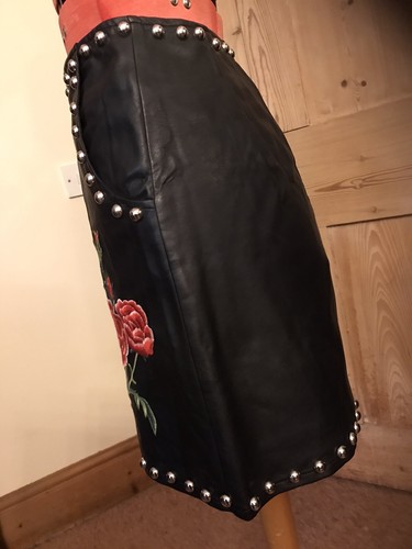 MISSGUIDED FAUX LEATHER MINI SKIRT EMBROIDERED ROSES STUDS ZIP GOTHIC ROCK PUNK - Picture 6 of 12