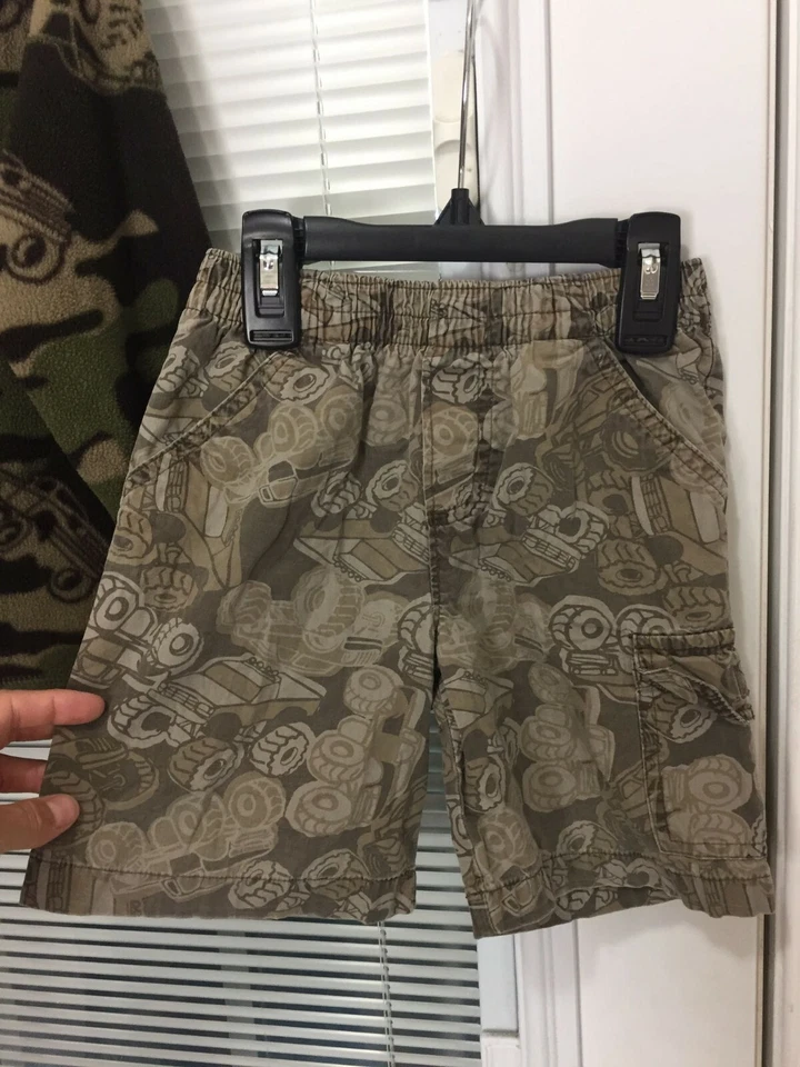 Conjunto de chaqueta y pantalones cortos de lana de camuflaje para niños jóvenes con camionetas talla 3T/4T Foto 4 de 4
