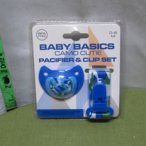 Set ciuccio e clip CAMO CUTIE 0-6 mesi Baby Basics blu mimetico nuovo con etichette - Foto 1 di 2