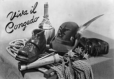 C4990) VIVA IL CONGEDO CAPPELLO ALPINO FIASCO DI VINO SCARPONI CHIODI DA ROCCIA