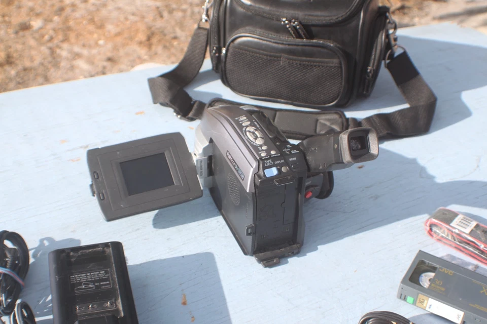 PANASONIC - PALMCORDER - VHS-C - PV-L352D - BUNDLE - FULLY TESTED - Image 3 of 4