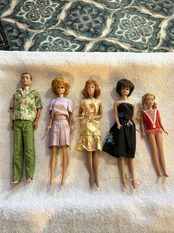 5 Vintage Lot Of 1960s Barbie, Ken, Midge (2)  & Skipper w/Outfits  & Case