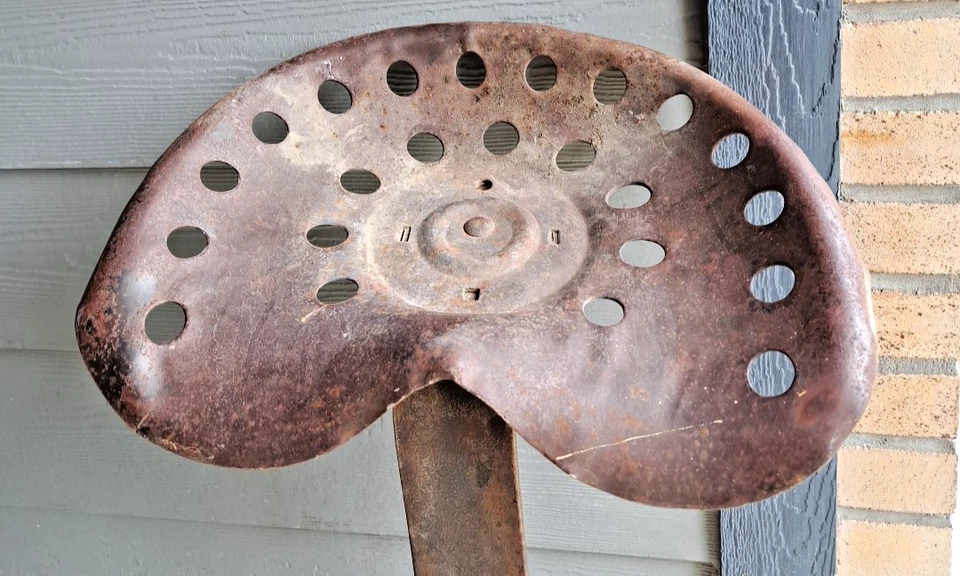 Bandeja de asiento de tractor vintage con soporte de montaje incluido. Foto 4 de 4