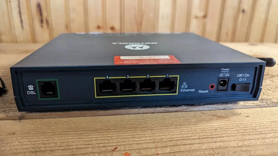 Motorola Wireless Router GZ53347 DSL Ethernet 4 Port RJ-45 3347-02-1022 Ethernet - Image 4 of 4