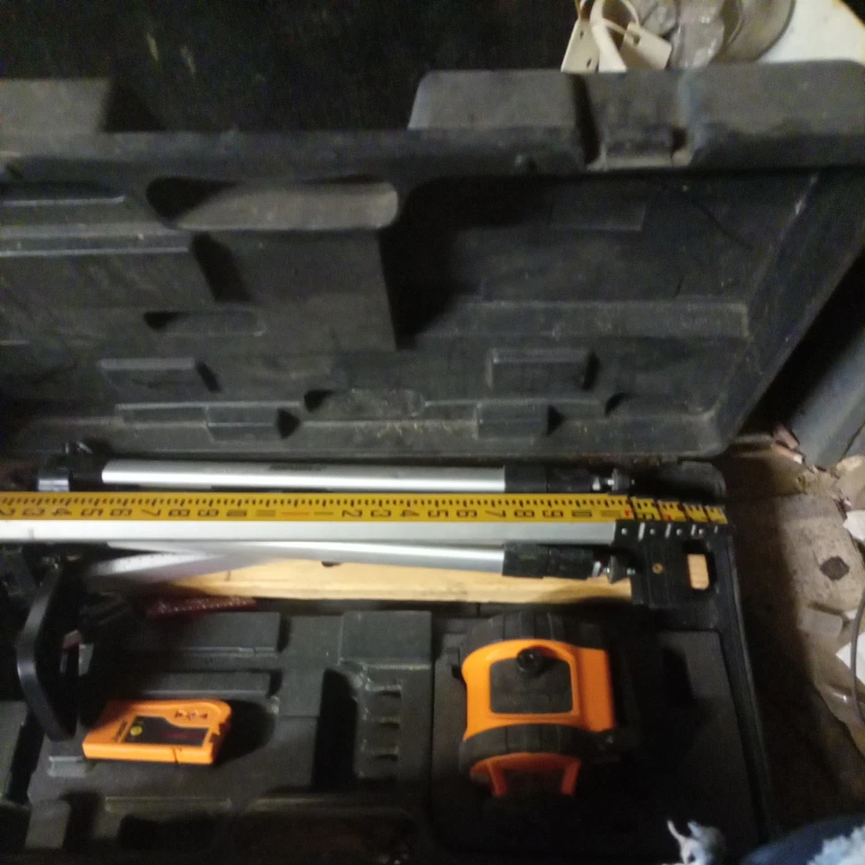 Johnson 40-6517 800 ft. Nivel láser giratorio autonivelante rojo con haz 360 Foto 2 de 3