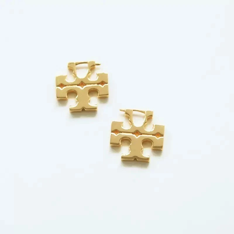 ¡Nuevo! Pendientes con logotipo Tory | Latón chapado en oro con bolsa para joyas Foto 3 de 4