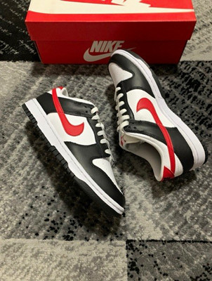 Nike Dunk Red Swoosh Low Herren Sneaker EU 41 Schwarz/Weiß/Rot Low Top Schnürung