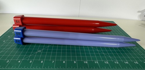 2 Pairs Boye Jumbo US Size 50 and 35 14" Plastic Knitting Needles Square Head - Picture 3 of 4