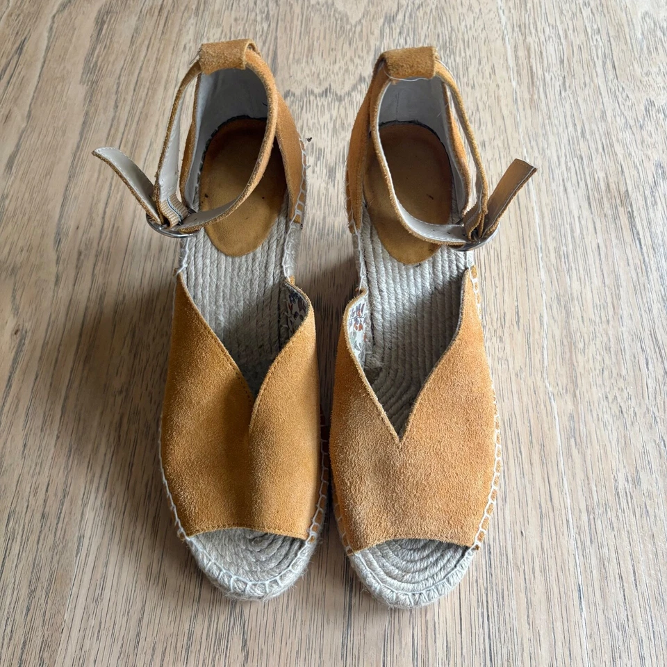 Sandalias de cuña alpargata SEYCHELLES amarillas gamuza correa al tobillo punta abierta talla 7 usadas en excelente estado Foto 2 de 4