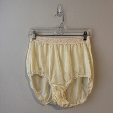 Hanes Size 10 Panties w/Lace 1990's 100 nylon Silky Soft granny - light yellow