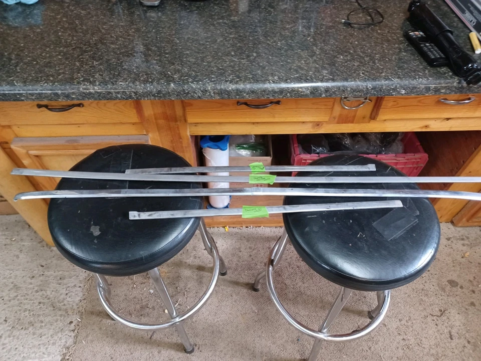 Oldsmobile Toronado 1970 ventana trasera cromada Foto 2 de 4