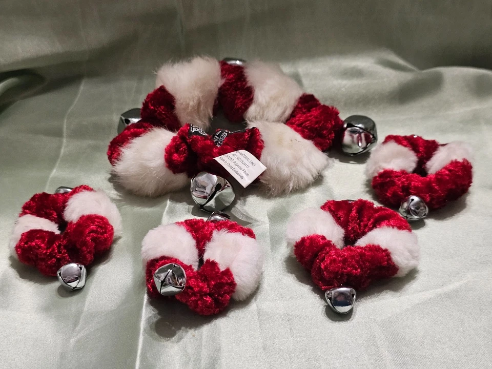 COLAR DE NATAL FILHOTES DE PELÚCIA E QUATRO PULSEIRAS DE PATAS E SINOS DE JINGLE - PEQUENO - Imagem 3 de 4