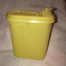 Tupperware Liquid/Juice/Dry Storage Container Flip Top Lid Lemon Yellow #792-10