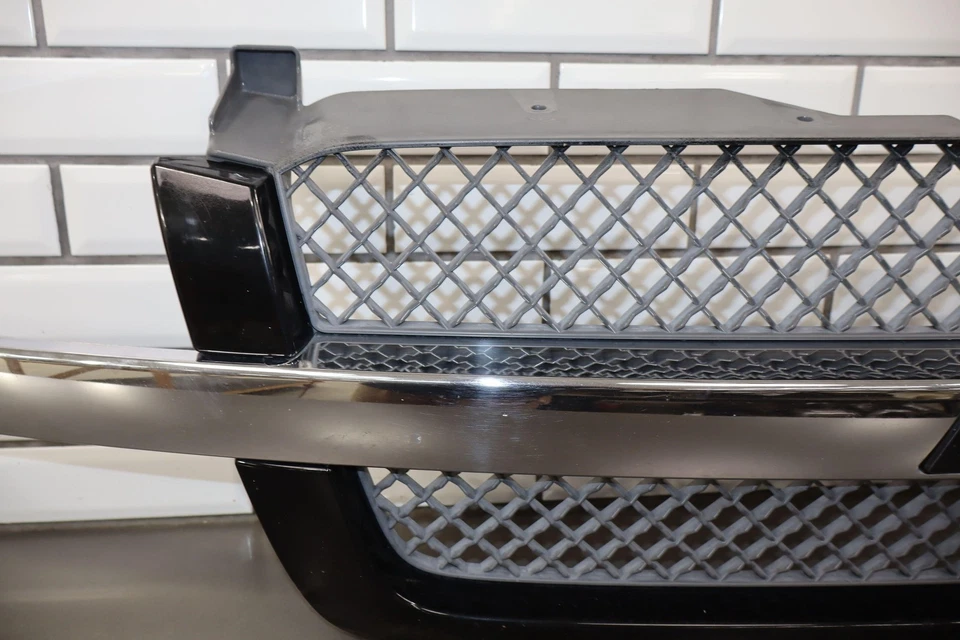Оригинальная черная/хромированная решетка для Chevy Silverado 2500HD 03–04 годов выпуска - Изображение 4 из 4