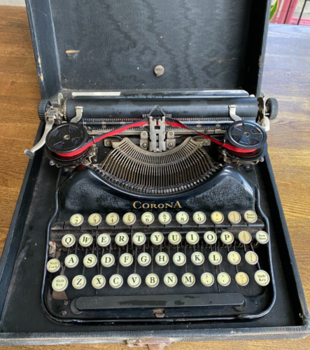 Machine à écrire de voyage vintage Corona avec étui  - Photo 1 sur 12