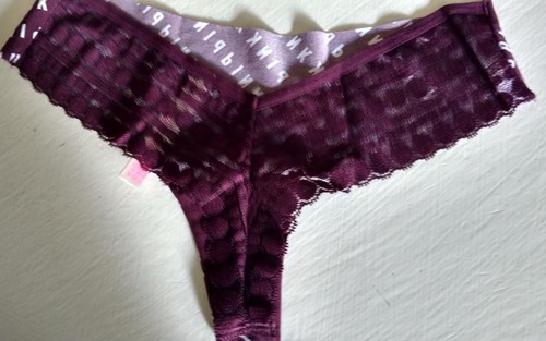 Tanga con logotipo rojo rubí rosa de Victoria's Secret talla pequeña - Imagen 2 de 2
