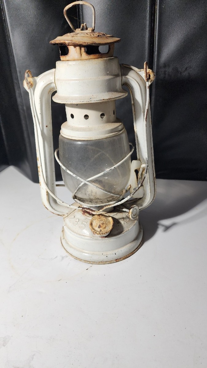 Vintage Kwang Hwa 235 Oil Lantern Chinses China Primitive Farm