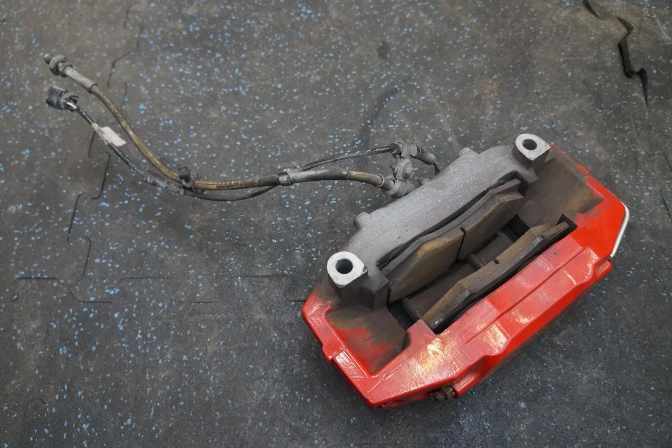 Pinza de freno delantero derecho pasajero y soporte rojo 11C0564CP McLaren MP4-12C 2013 Foto 3 de 4