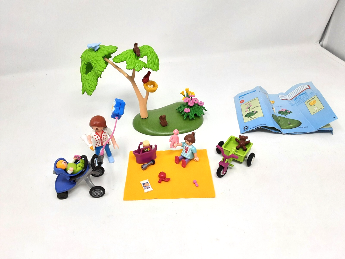 Playmobil 9103 Family Fun Family Picnic Complete with Case