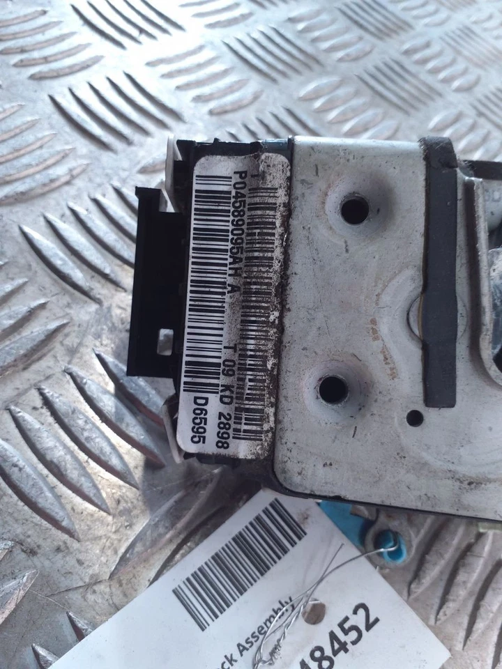 DODGE CALIBER Mk1 Front Left Door Lock Assembly 4589095AH - Image 4 of 4