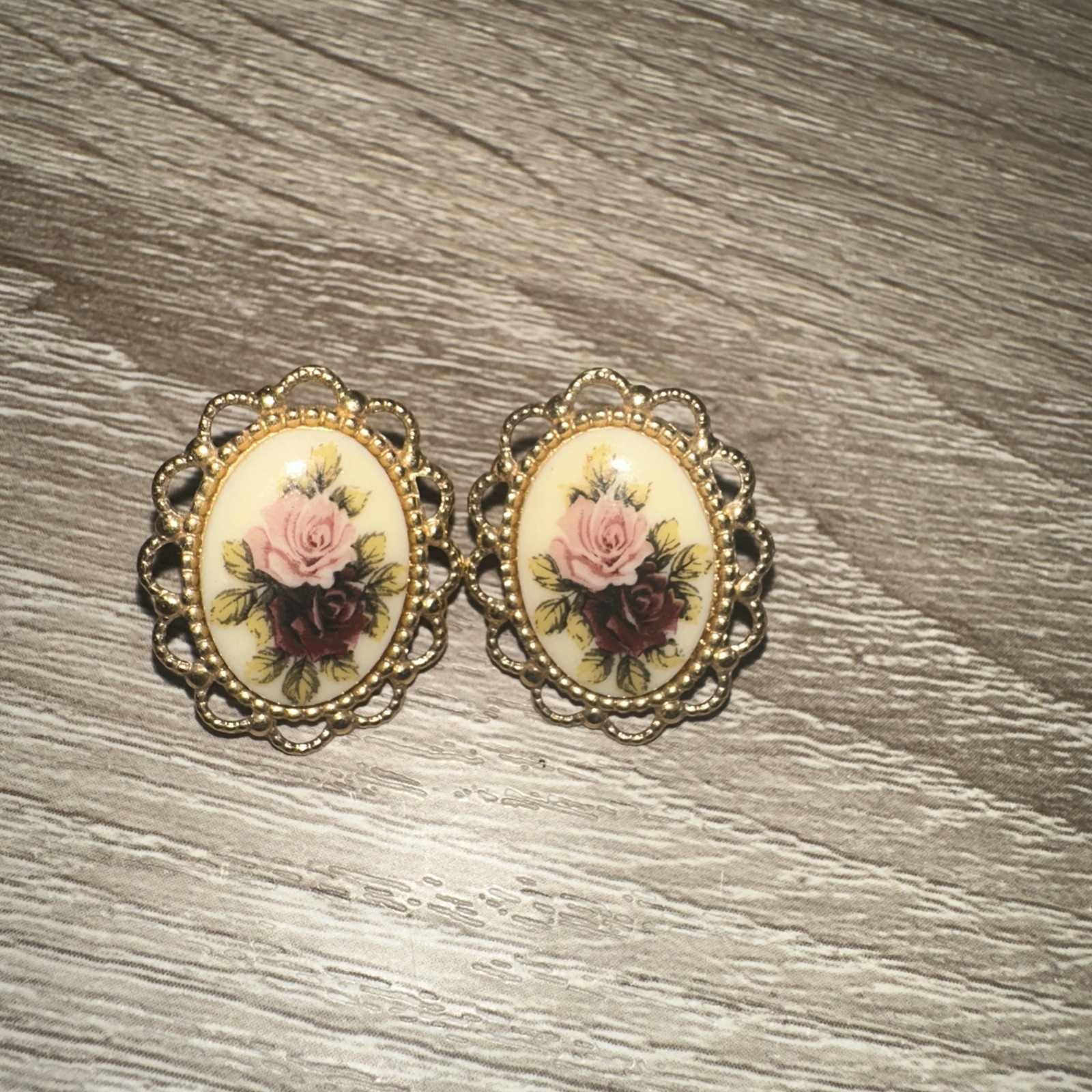 Vtg Victorian Style Oval Floral Cameo On Gold Tone Pierced Earrings