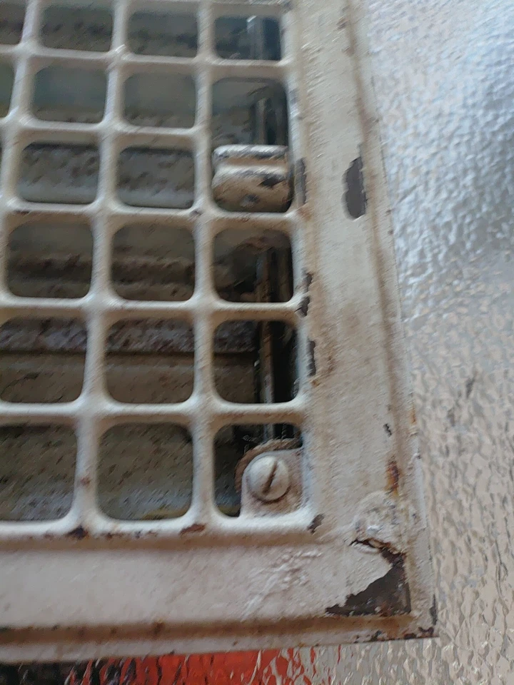 Ventilación de registro de acero estampado vintage recuperado.  As Found 8" X 12" Blanco Foto 2 de 4