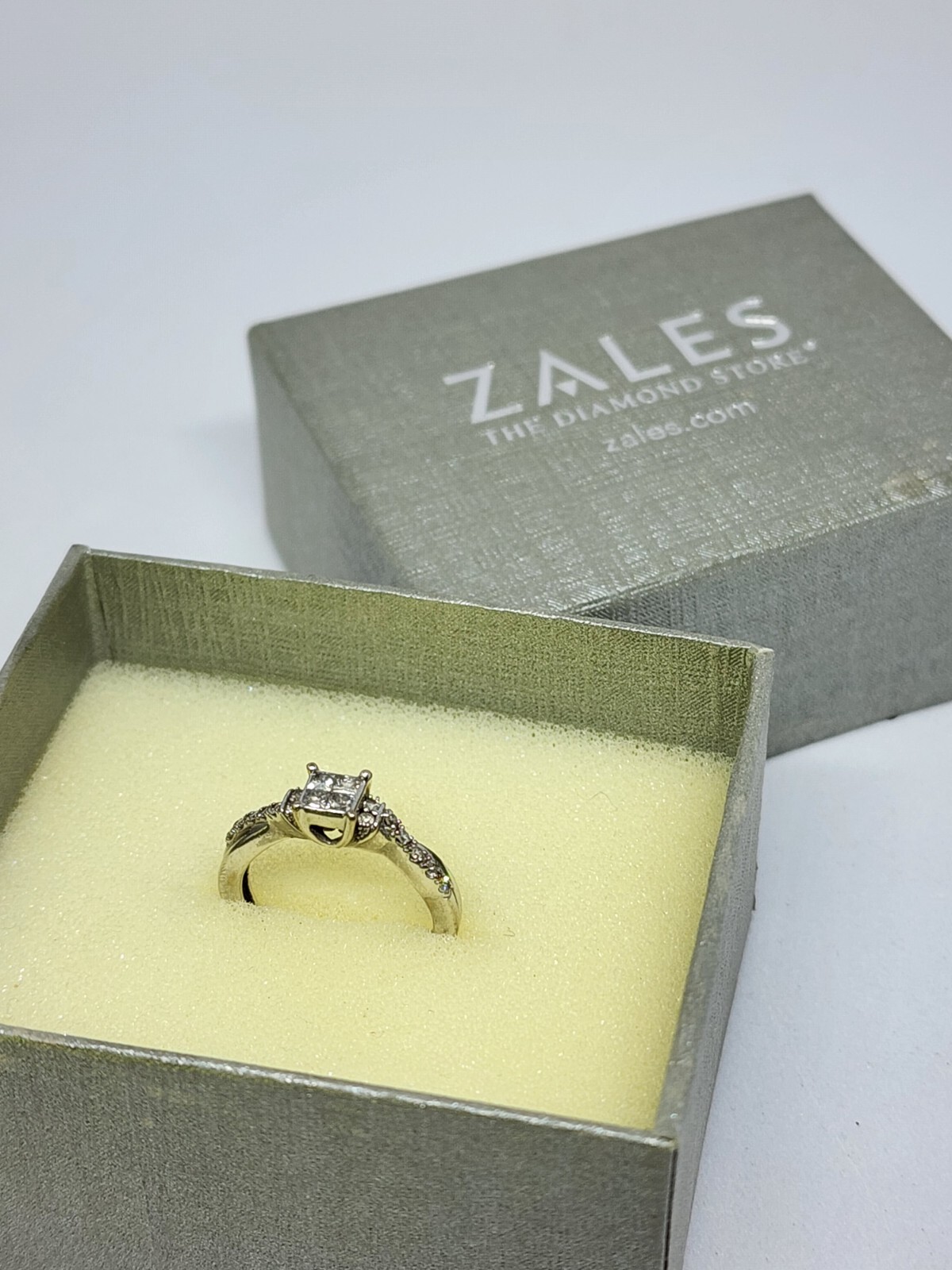 Zales 10k White Gold 18 Diamond Princess Quad Frame Engagement Sz 8.5 Ring IKS 
