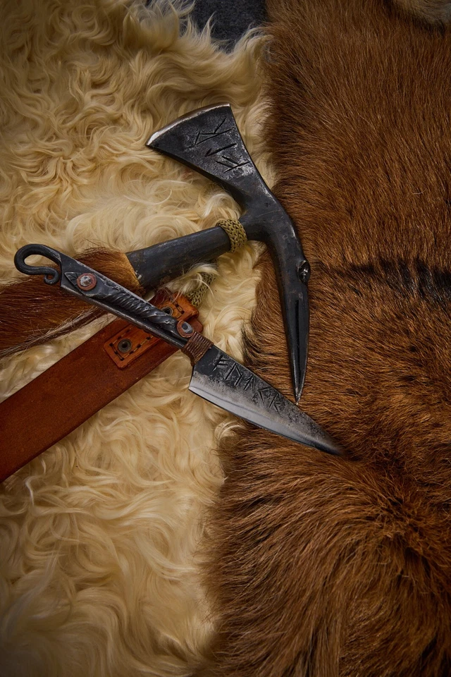 Bastón con hacha forjada a mano, bastón Bushcraft, bastón para caminar cuervo Foto 3 de 4