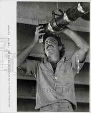 1982 Press Photo David Henry working on the plumbing at Fort new Lauderdale jail