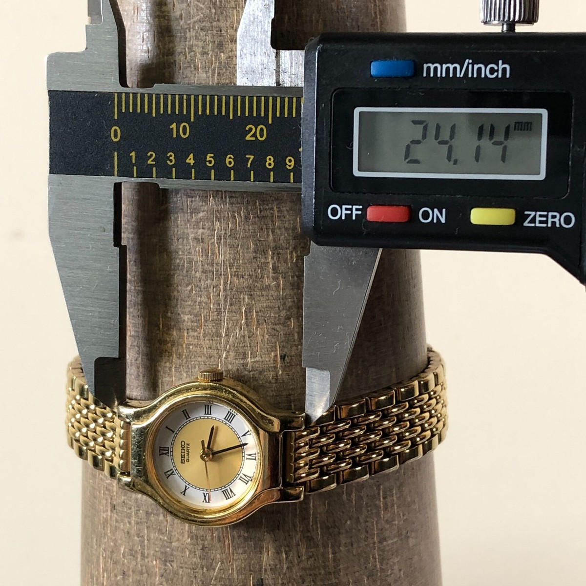 美品✨SEIKO レディース　ゴールド　ヴィンテージウォッチ　シンプル 腕時計 Vintage Seiko Women V401-0289 Gold Tone Quartz Analog 19mm Watch 6