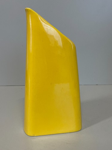CARAFFA VINTAGE BROCCA CERAMICA SMALTO GIALLO LIMONE TRIANGOLARE 17,5 cm/h '60 - Foto 6 di 12
