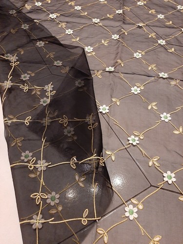 Organza nera ricamata con fiori bianchi - Foto 4 di 12