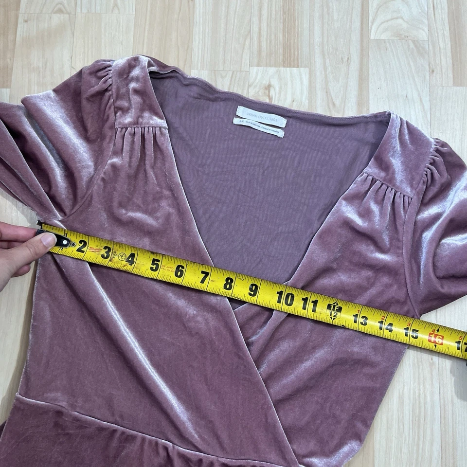 Vestido/mameluco de terciopelo rosa manga larga pequeño Urban Outfitters para mujer Foto 3 de 4