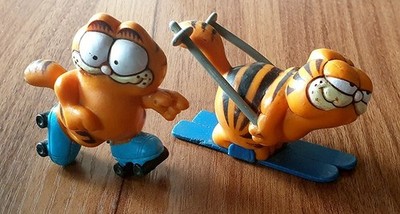 Zwei 1978 Garfield United Features Syndicate PVC Ski und Rollschuh Spielzeug