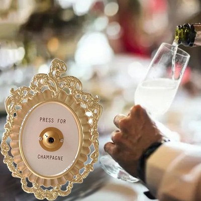 Metallene Champagner Wandplakette mit Glockenornament, Wandbehang,