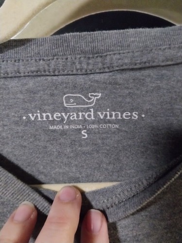 T-shirt uomo Vineyard Vines piccola grigia con tasca da calcio aerea - Foto 3 di 5
