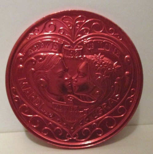 NEW ORLEANS MARDI GRAS RED PLASTIC COIN 1982 KREWE OF LOVE LOVERS & SWEETHEARTS