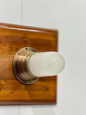 Maritime industrielle antike Messing Schott Wandleuchte | weiße Glasbefestigung