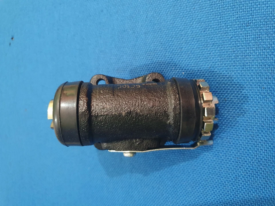 TOYOTA LAND CRUISER FJ40 FJ43 FJ45 FJ55 RH FRONT WHEEL BRAKE CYLINDER ASSY - Image 3 of 4