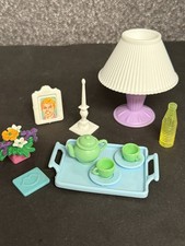 Barbie Möbel Wohnzimmer Zubehör, Tee Zeit, Lampe, Bilderrahmen, Kerze,Blumen