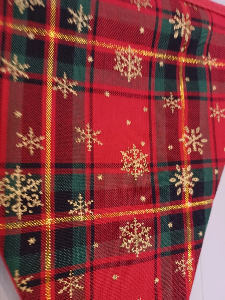 Tela de tartán festiva con copos de nieve dorados, ¡ideal para Navidad! Foto 3 de 4