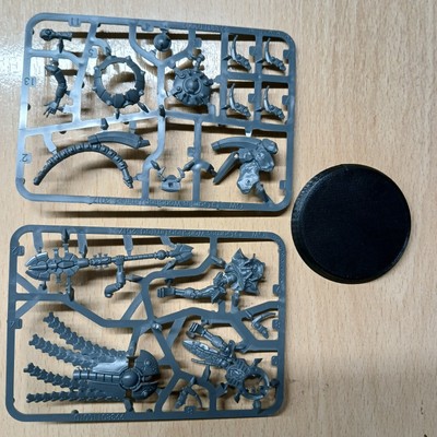 Warhammer 40000: Necrons: Necron Cryptek: 2xSpru + Base (blau 499)