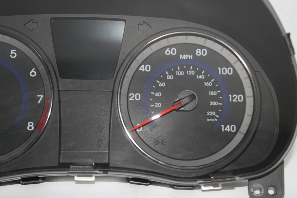 Cuadro de instrumentos velocímetro medidores de panel Hyundai Accent 2015 24.139 millas Foto 3 de 4